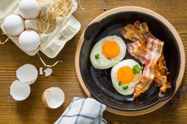 Yumurta kadar güneşli tarafı ile Amerikan kahvaltısı pastırma