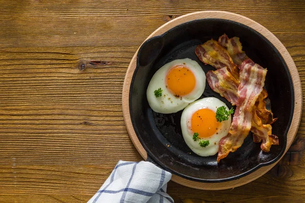 Amerikaans ontbijt met sunny side up eieren, spek — Stockfoto