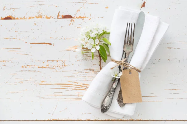 Frühling Tischdekoration mit weißen Blumen — Stockfoto