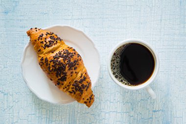 Sabah kahvesi ve çiçekler.