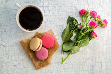 Sabah çiçekler ve macaroons kahve. Mathers gün Sevgililer kavramı.