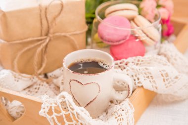 Sabah çiçekler ve macaroons kahve. Mathers gün Sevgililer kavramı.