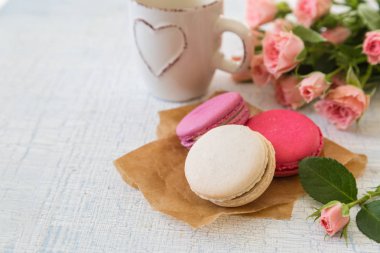 Sabah çiçekler ve macaroons kahve. Mathers gün Sevgililer kavramı.