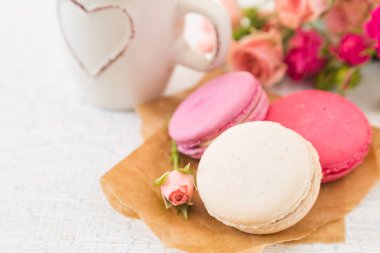 Sabah çiçekler ve macaroons kahve. Mathers gün Sevgililer kavramı.