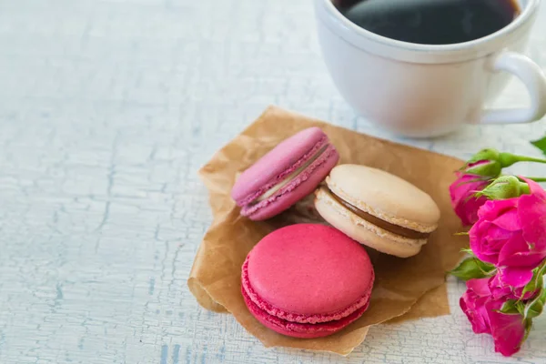 Café de la mañana con flores y macarrones. Día de Mathers concepto de San Valentín . —  Fotos de Stock