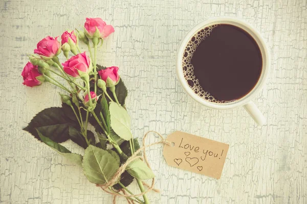 Morgenkaffee und Blumen — Stockfoto