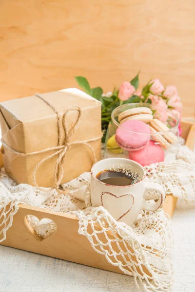 早晨咖啡杏仁饼和鲜花。马瑟斯日情人节的概念. — 图库照片
