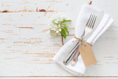 Beyaz çiçekli bahar sofra