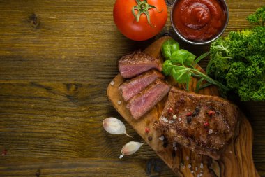 Otlar ve baharatlar ile sığır eti biftek