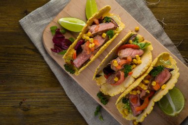 Sığır eti, biber ve guacamole ile tacos