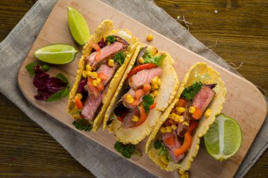 Sığır eti, biber ve guacamole ile tacos