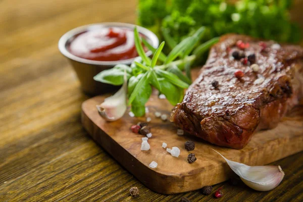 Rindersteak mit Kräutern und Gewürzen — Stockfoto