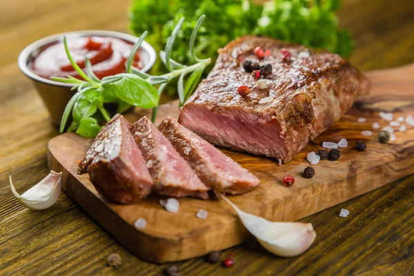 Hovězí steak s bylinkami a kořením — Stock fotografie