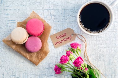 Sabah kahvesi, çiçek ve macaroons