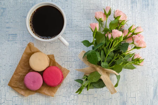 Poranną kawę, kwiaty i macaroons — Zdjęcie stockowe