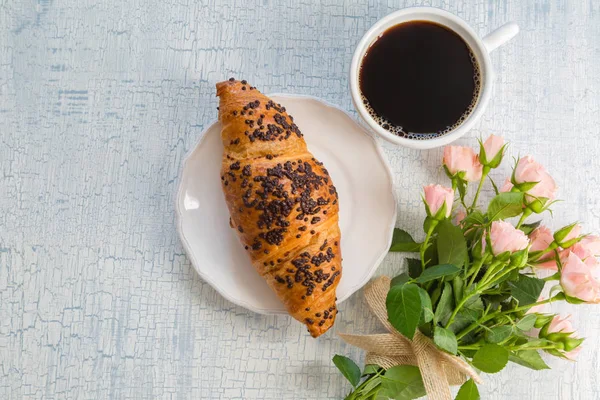 Sabah kahvesi ve çiçekler.