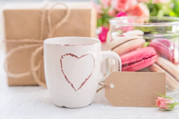 아침 꽃과 마카롱과 커피입니다. 매 더 스는 하루 발렌타인 개념. — 스톡 사진