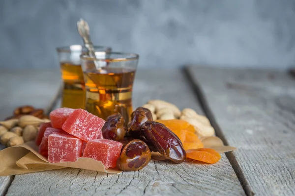 Doces turcos, nozes e frutas secas, chá — Fotografia de Stock