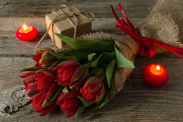 情人节的概念 — — 鲜花和礼物 — 图库照片