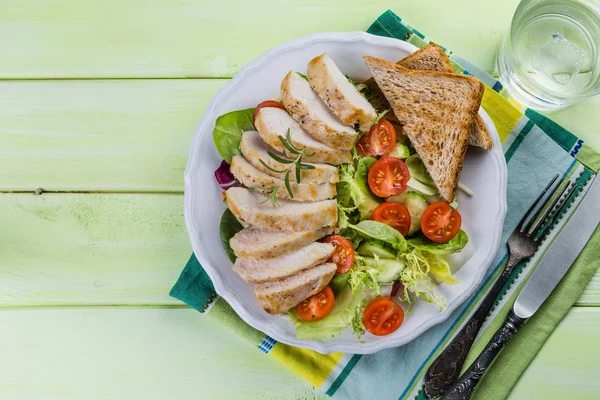 Салат с куриным стейком на белой тарелке — стоковое фото