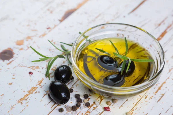 Aceite de oliva con albañilería sobre fondo de madera — Foto de Stock