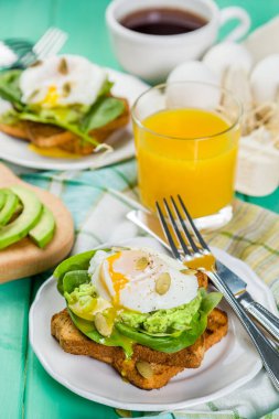 Ispanak, avokado ve yumurta ile sandviç