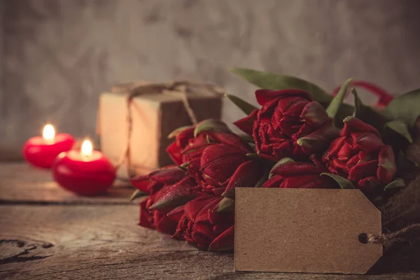 День святого Валентина концепция - цветы и подарок — стоковое фото