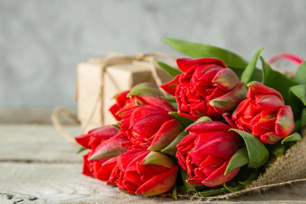 Conceito de dia de Valentim - flores e presente — Fotografia de Stock