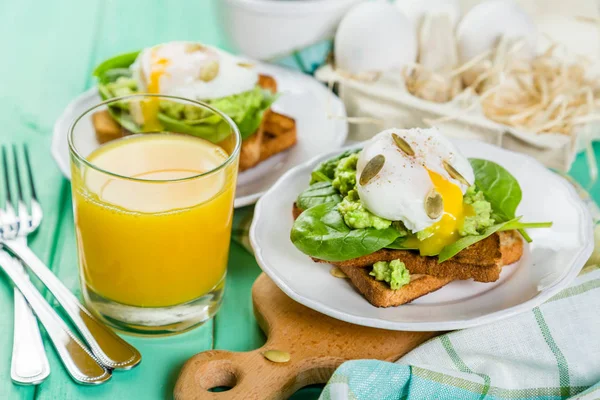 Sandwich con espinacas, aguacate y huevo —  Fotos de Stock