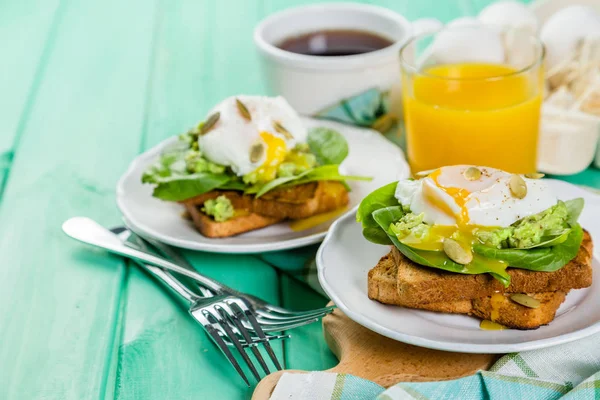 Smörgås med spenat, avokado och ägg — Stockfoto