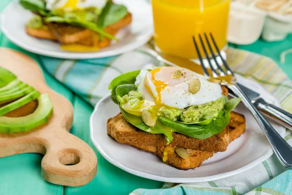 Сендвіч зі шпинатом, авокадо та яйцем — стокове фото