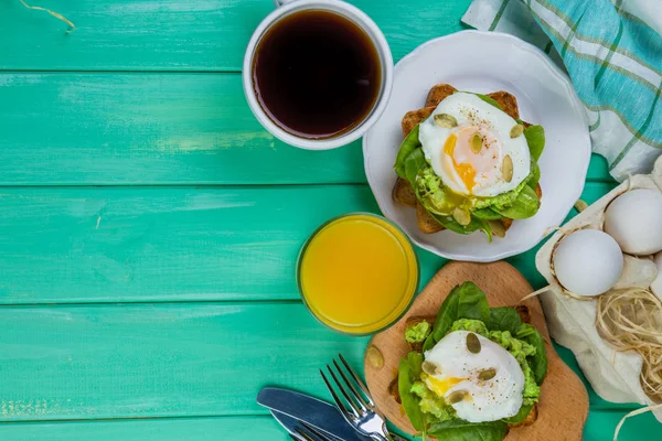 Smörgås med spenat, avokado och ägg — Stockfoto