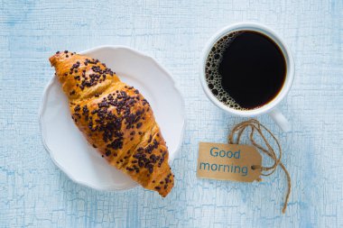 Sabah kahvesi ve çiçekler.