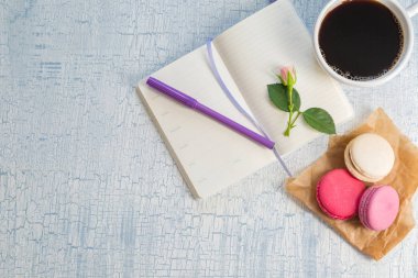 Sabah kahvesi ve çiçekler.