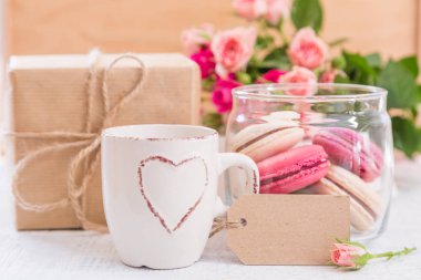 Sabah çiçekler ve macaroons kahve. Mathers gün Sevgililer kavramı.