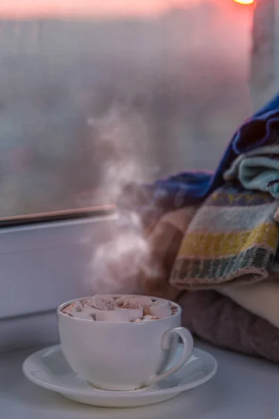 Varm choklad med marshmallow genom fönstret — Stockfoto