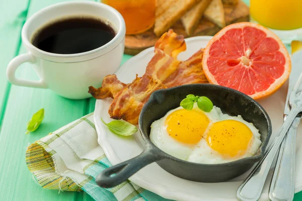 Sommerfrühstück - Eier, Speck, Toast, Marmelade, Kaffee, Saft — Stockfoto