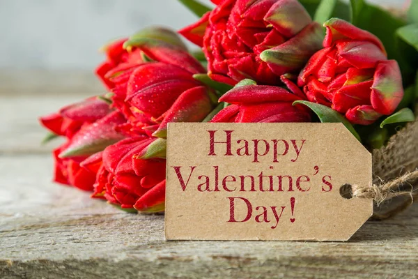 День святого Валентина концепция - цветы и подарок — стоковое фото