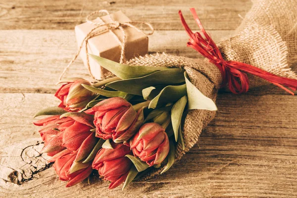 情人节的概念 — — 鲜花和礼物 — 图库照片