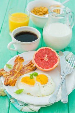 Yaz kahvaltı - yumurta, pastırma, kızarmış ekmek, reçel, kahve, meyve suyu