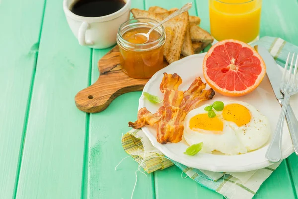 Yaz kahvaltı - yumurta, pastırma, kızarmış ekmek, reçel, kahve, meyve suyu