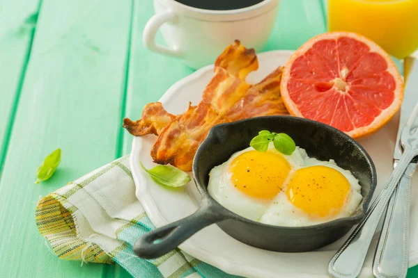 Zomer ontbijt - eieren, spek, toast, jam, koffie, SAP — Stockfoto