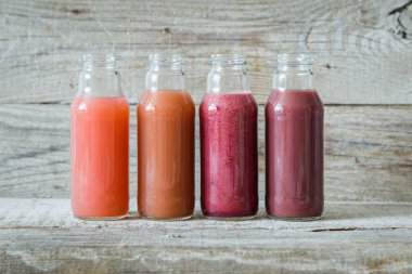 Berry smoothies rustik ahşap arka plan üzerinde seçim