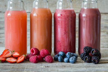 Berry smoothies rustik ahşap arka plan üzerinde seçim