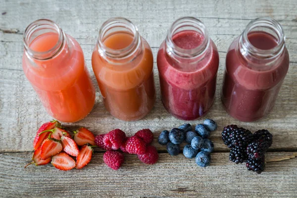 Sélection de smoothies aux baies sur fond de bois rustique — Photo