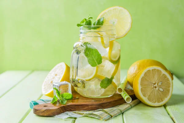 Citron classique et limonade à la menthe — Photo