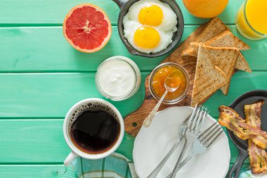 Yaz kahvaltı - yumurta, pastırma, kızarmış ekmek, reçel, kahve, meyve suyu