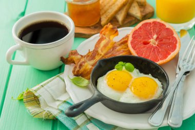 Yaz kahvaltı - yumurta, pastırma, kızarmış ekmek, reçel, kahve, meyve suyu