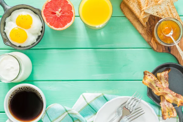 Summer breakfast - eggs, bacon, toast, jam, coffee, juice — Stock Photo, Image