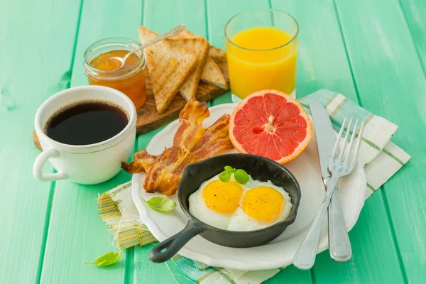 Desayuno de verano - huevos, tocino, tostadas, mermelada, café, jugo —  Fotos de Stock